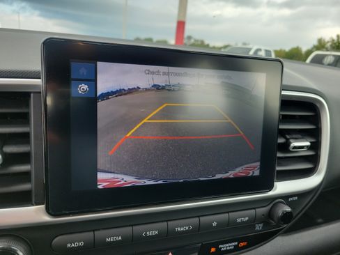 Used 2023 Hyundai Venue SEL image 23