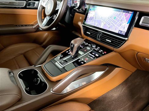 Certified 2019 Porsche Cayenne Turbo AWD/4WD image 16