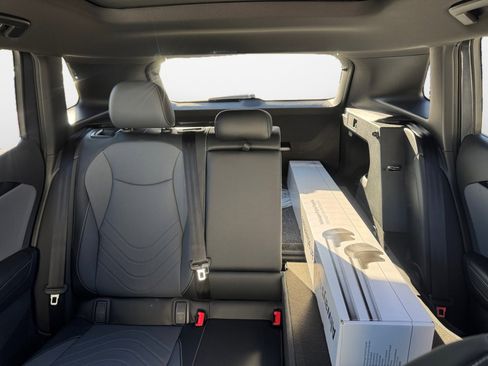 New 2026 Volkswagen Tiguan SE R-Line FWD image 12