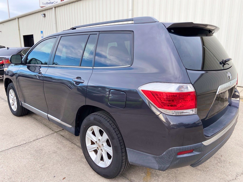 Used 2013 Toyota Highlander Plus FWD image 3