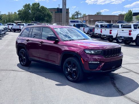 Used 2023 Jeep Grand Cherokee Limited w/ Black Appearance Package AWD/4WD image 9