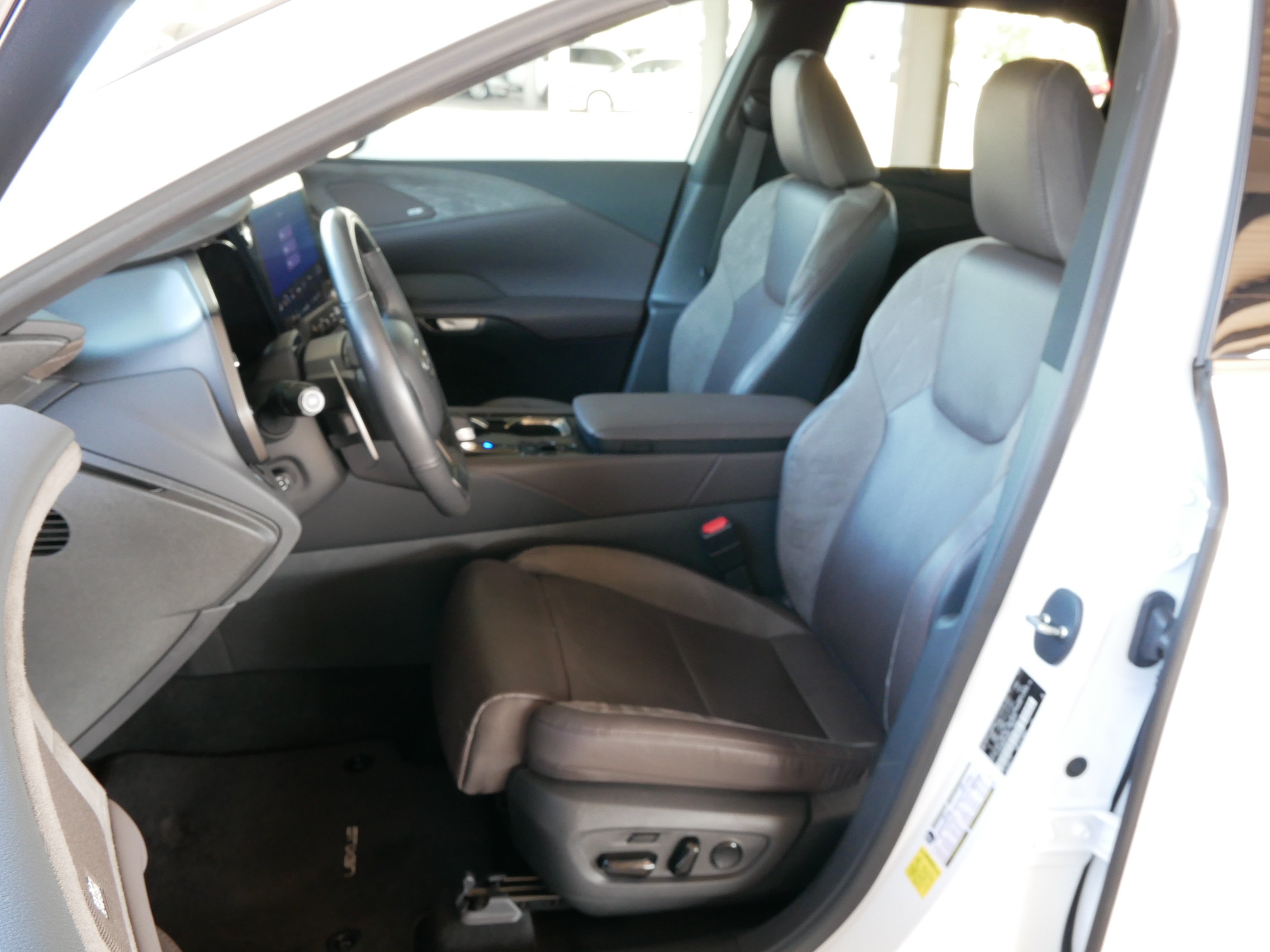 Certified 2024 Lexus RX 350 FWD w/ Convenience Package image 2