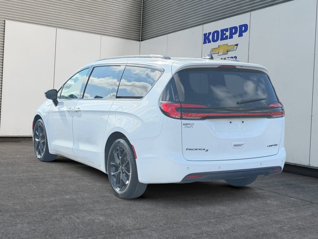Used 2025 Chrysler Pacifica Limited FWD image 3