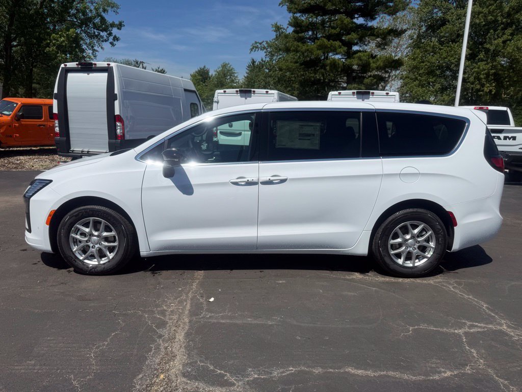 New 2027 Chrysler Pacifica Select w/ Family Tech Group FWD image 7