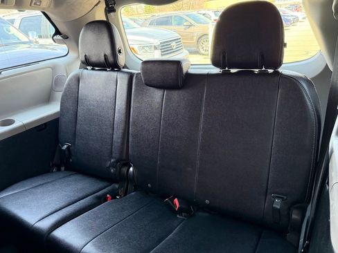 Used 2019 Toyota Sienna SE w/ SE Preferred Package image 14