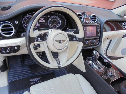 Used 2019 Bentley Bentayga AWD/4WD image 16