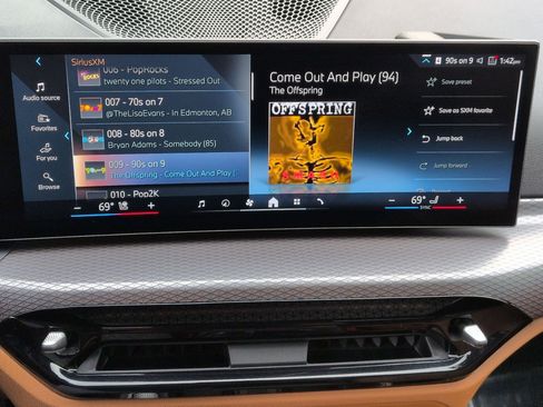 Used 2025 BMW 330i Sedan w/ M Sport Package image 23