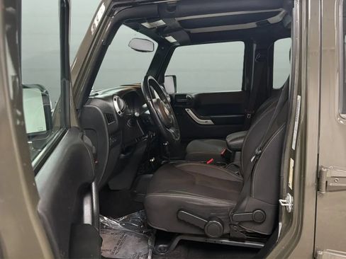Used 2015 Jeep Wrangler Unlimited Rubicon w/ Connectivity Group AWD/4WD image 19