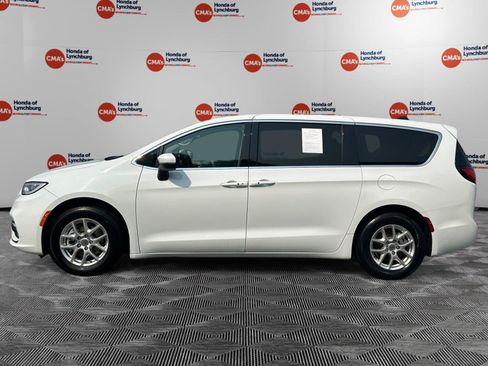 Used 2023 Chrysler Pacifica Touring-L FWD image 2