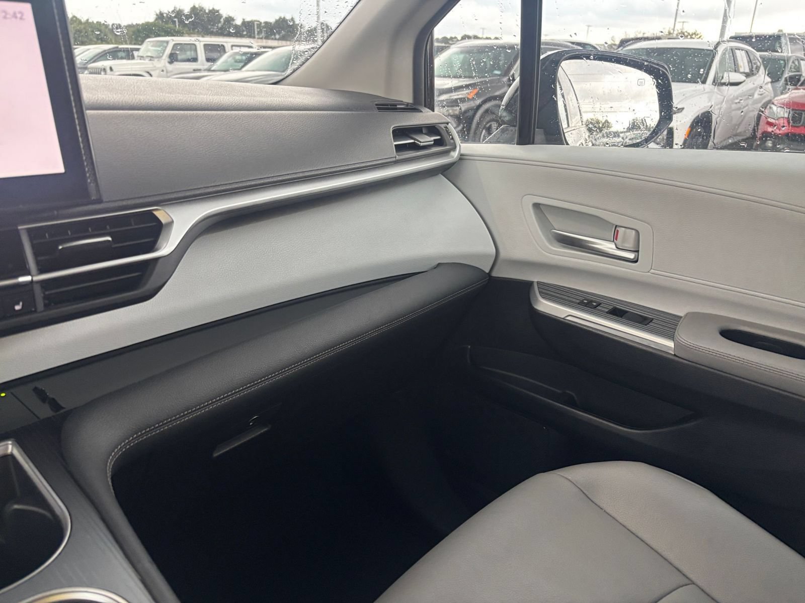 Used 2025 Toyota Sienna XLE FWD image 37