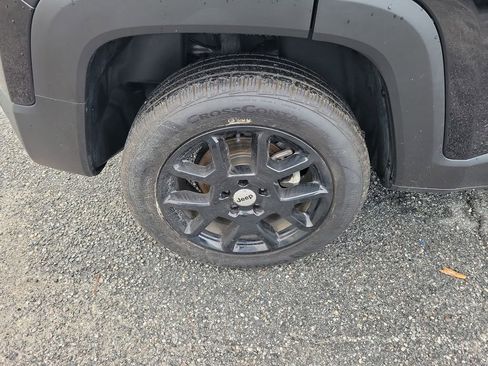 Used 2023 Jeep Renegade Latitude AWD/4WD image 8