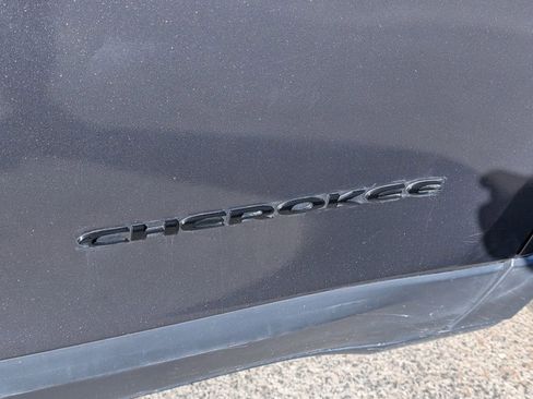 Used 2017 Jeep Cherokee Sport image 19