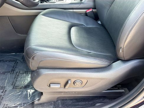 Used 2025 Kia Carnival FWD image 19
