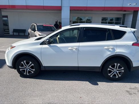 Used 2018 Toyota RAV4 LE FWD image 5
