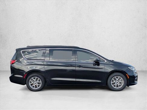 Used 2022 Chrysler Pacifica Touring-L image 4