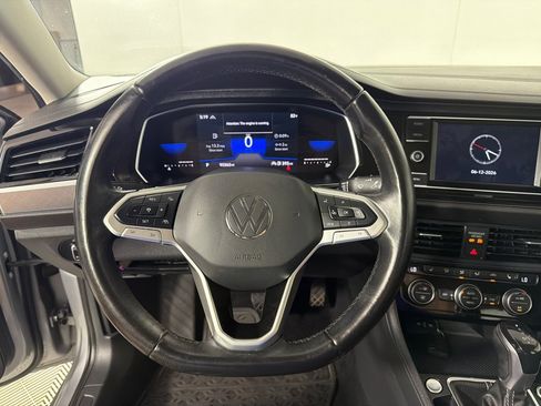 Used 2022 Volkswagen Jetta SE FWD image 13