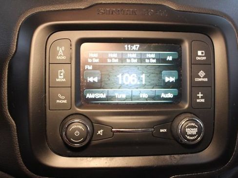 Used 2015 Jeep Renegade Latitude FWD image 23