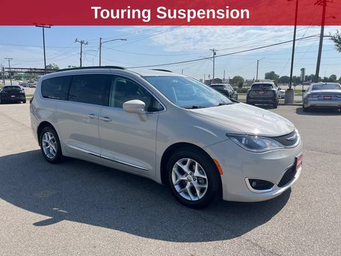 Used 2017 Chrysler Pacifica Touring-L w/ Tire & Wheel Group FWD image 8