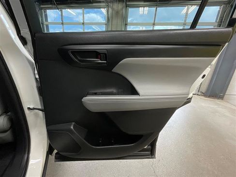 Used 2021 Toyota Highlander LE FWD image 26