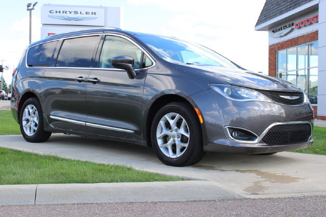 Used 2018 Chrysler Pacifica Touring-L w/ Tire & Wheel Group FWD image 2