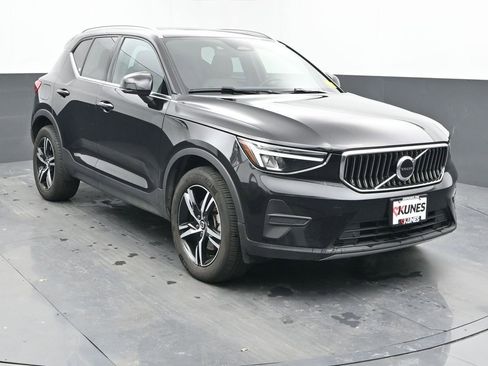Used 2025 Volvo XC40 B5 Core AWD/4WD image 3