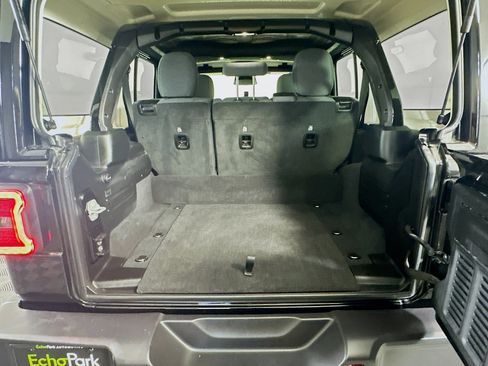 Used 2025 Jeep Wrangler Sahara image 27