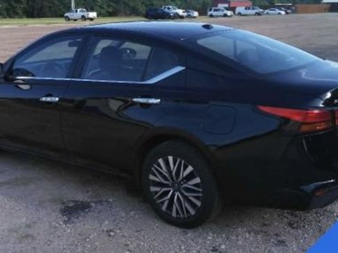 Used 2025 Nissan Altima 2.5 SV AWD/4WD image 2