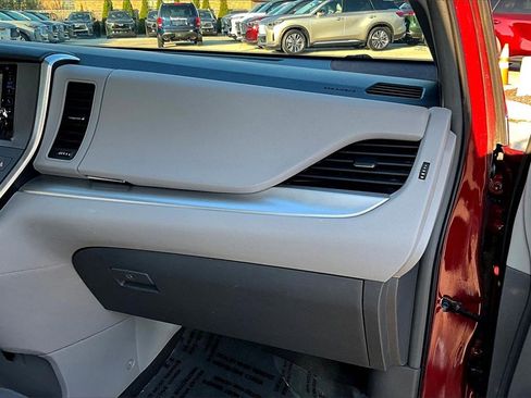 Used 2017 Toyota Sienna LE image 28