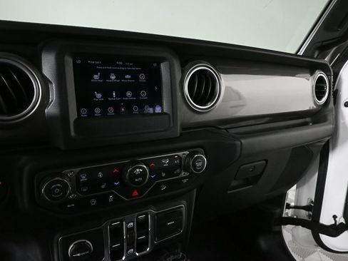 Used 2018 Jeep Wrangler Unlimited Sahara AWD/4WD image 13