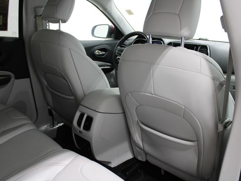 Used 2019 Jeep Cherokee Overland w/ Technology Group AWD/4WD image 22