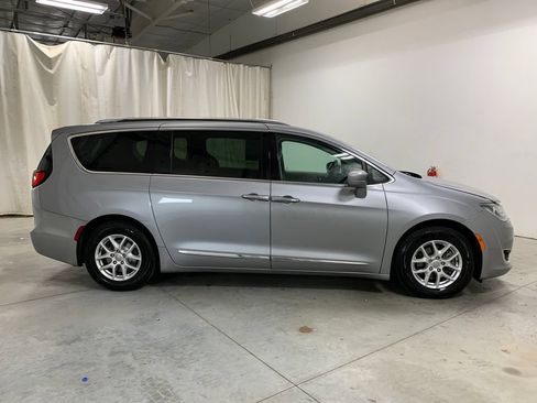 Used 2020 Chrysler Pacifica Touring-L FWD image 12