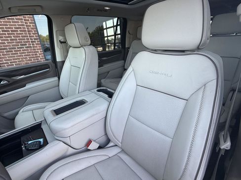 Used 2023 GMC Yukon XL Denali AWD/4WD image 16
