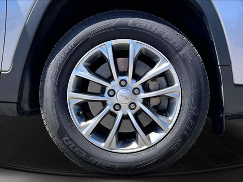 Used 2019 Jeep Cherokee Latitude Plus w/ Comfort/Convenience Group AWD/4WD image 34