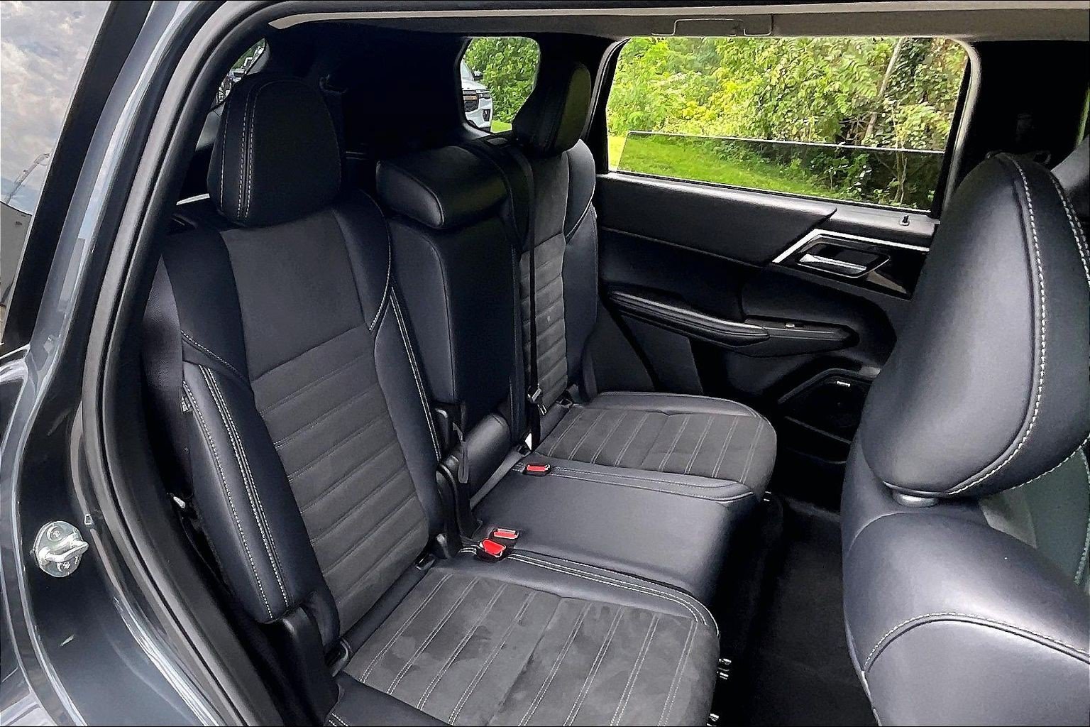 Used 2025 Mitsubishi Outlander SE FWD image 25