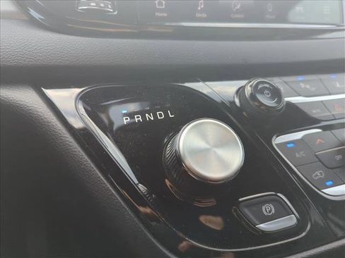 Used 2025 Chrysler Pacifica Select image 10