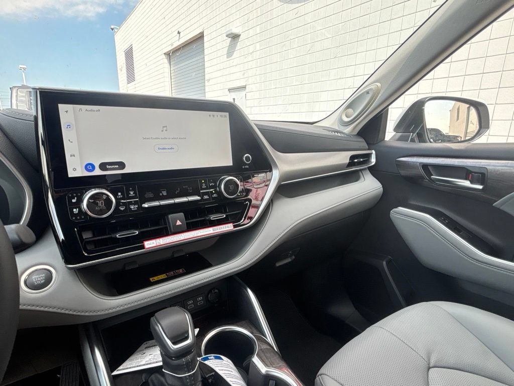 New 2026 Toyota Highlander Platinum AWD/4WD image 17