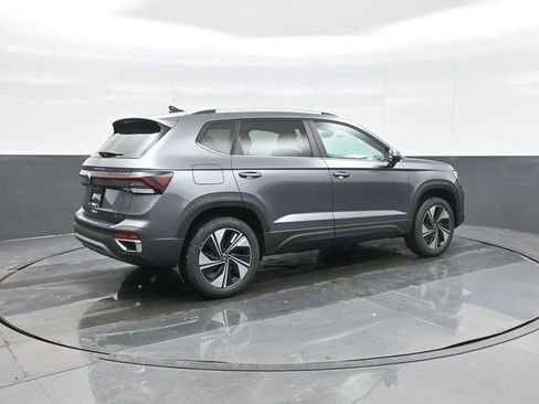 New 2026 Volkswagen Taos SE image 7