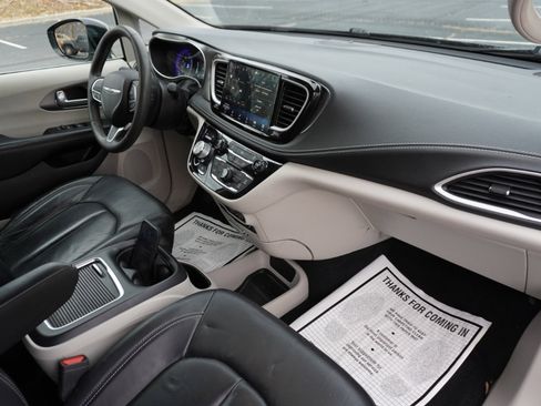 Used 2022 Chrysler Pacifica Touring-L image 18