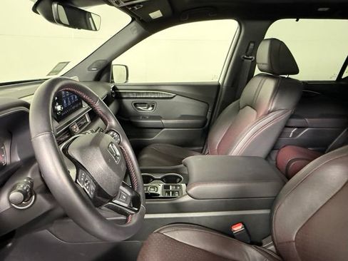 Used 2025 Honda Pilot Black Edition image 28