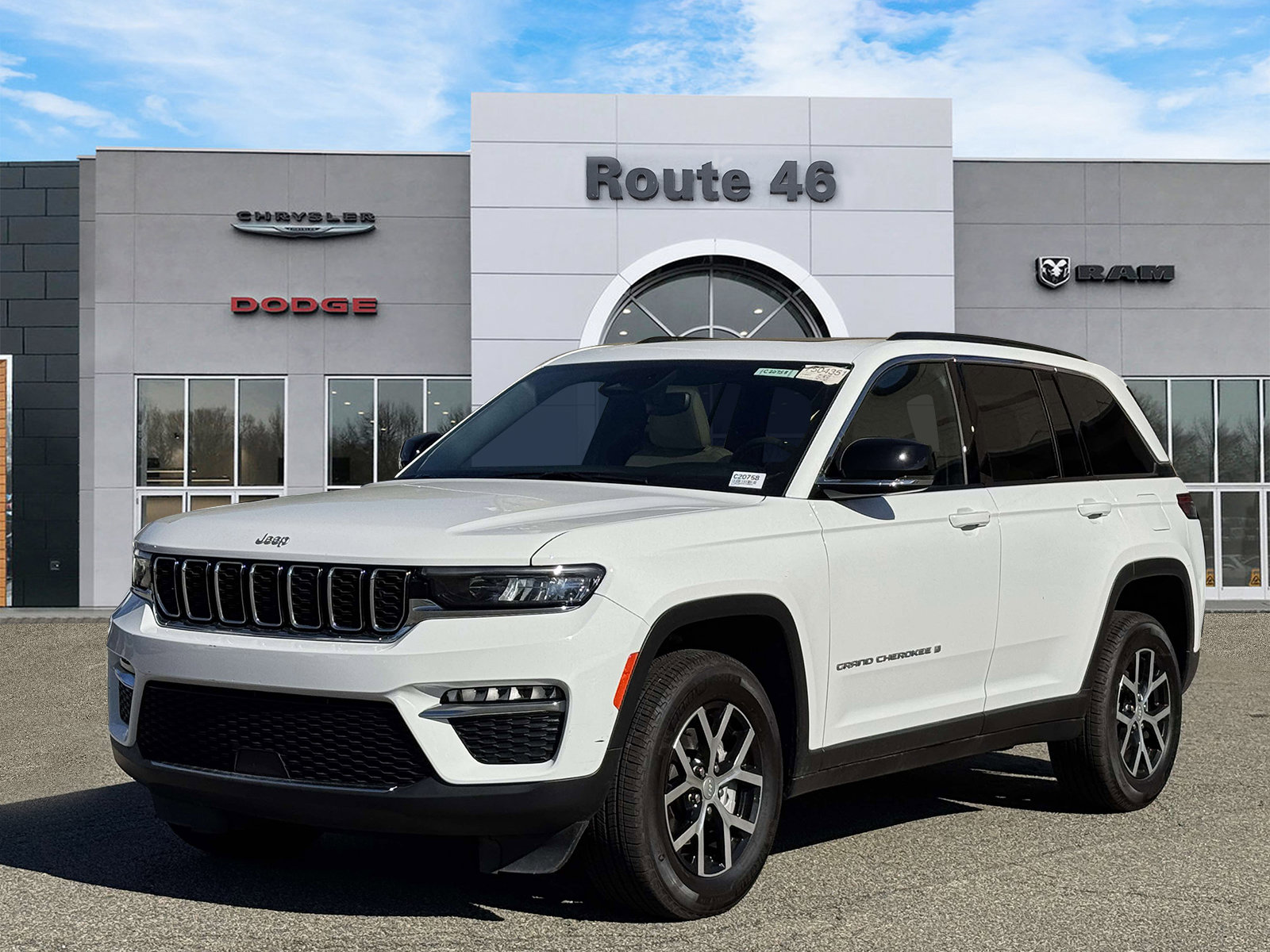 Used 2024 Jeep Grand Cherokee Limited AWD/4WD image 2