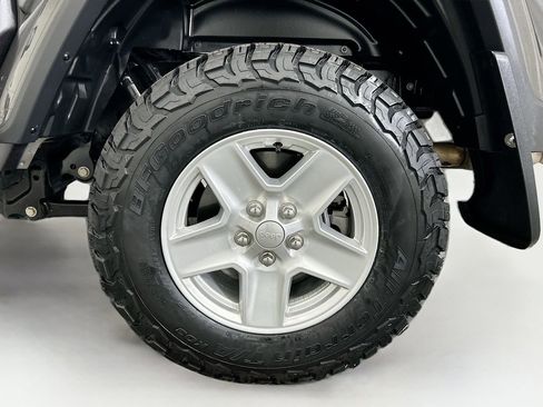 Used 2022 Jeep Gladiator Sport image 29