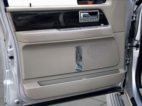 Used 2010 Lincoln Navigator 4WD image 20