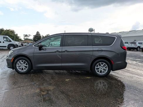 Used 2023 Chrysler Pacifica Touring-L FWD image 7
