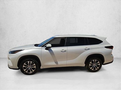 Used 2025 Toyota Highlander XLE FWD image 10