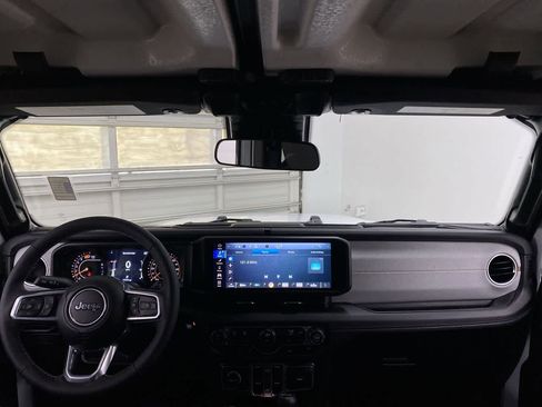 Used 2025 Jeep Wrangler Sahara image 12
