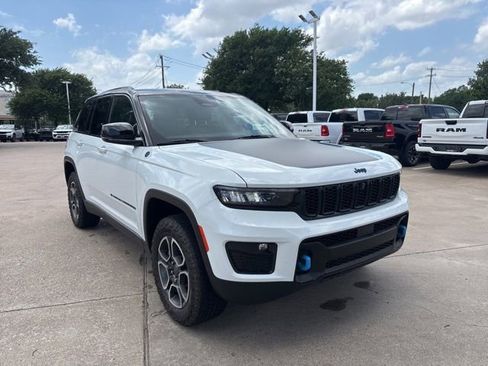 Certified 2023 Jeep Grand Cherokee Trailhawk w/ Luxury Tech Group III AWD/4WD image 3