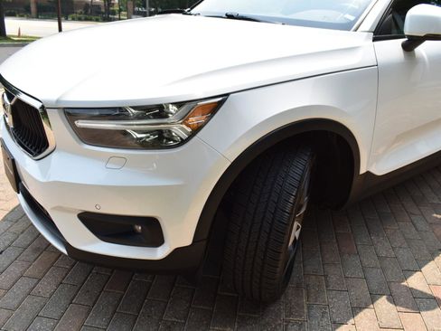 Used 2022 Volvo XC40 T5 Momentum w/ Premium Package image 8