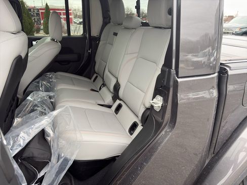Used 2023 Jeep Gladiator Mojave image 11