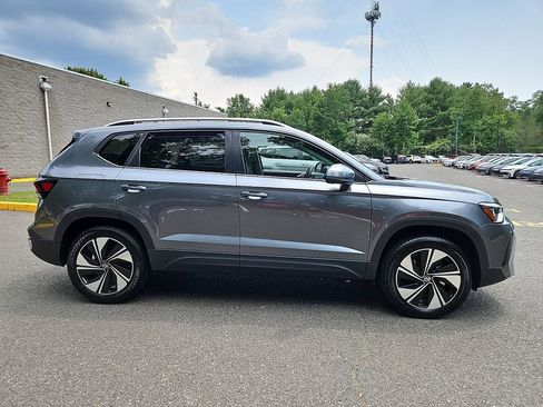 Certified 2025 Volkswagen Taos SE w/ Panoramic Sunroof Package AWD/4WD image 8