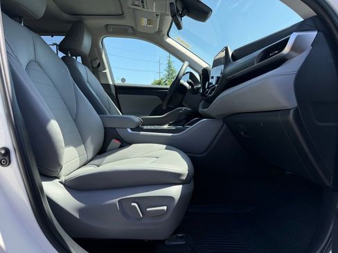 Used 2023 Toyota Highlander XLE AWD/4WD image 22
